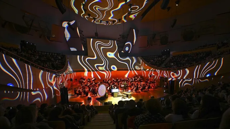 CSO, evrenin varoluşunu dijital enstrümanlarla anlatan 