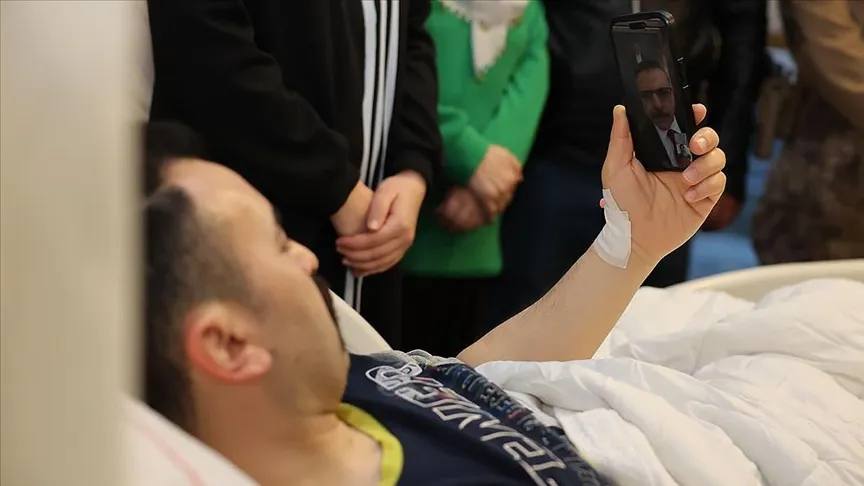 内政部长Çiftçi与在开塞利行动中受伤的警官通电话