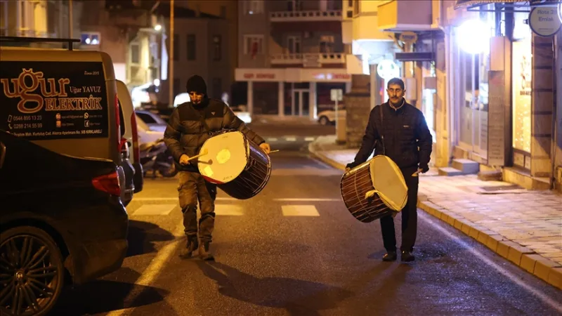 A ramadán dobosok elkezdik a sahur műszakot