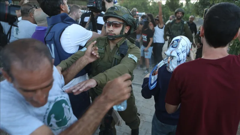 Izraelscy żołnierze i żydowscy osadnicy przeprowadzili równoczesne ataki na Zachodnim Brzegu