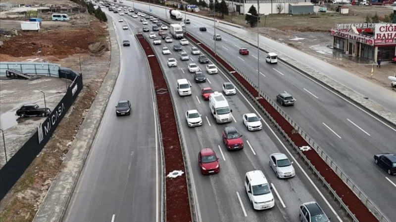 Bayram tatilinden dönenler Kırıkkale'de trafik yoğunluğu oluşturdu