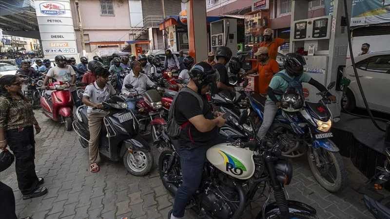 Hindistan, yeterli akaryakıt stoku bulunduğunu belirterek dezenformasyona karşı uyardı