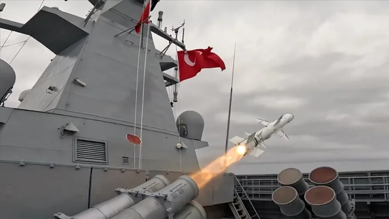 Gemisavar füzesi ATMACA, kara hedefini tam isabetle vurdu