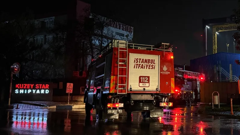 Tuzla'da kuru yük gemisinde çıkan yangına müdahale ediliyor